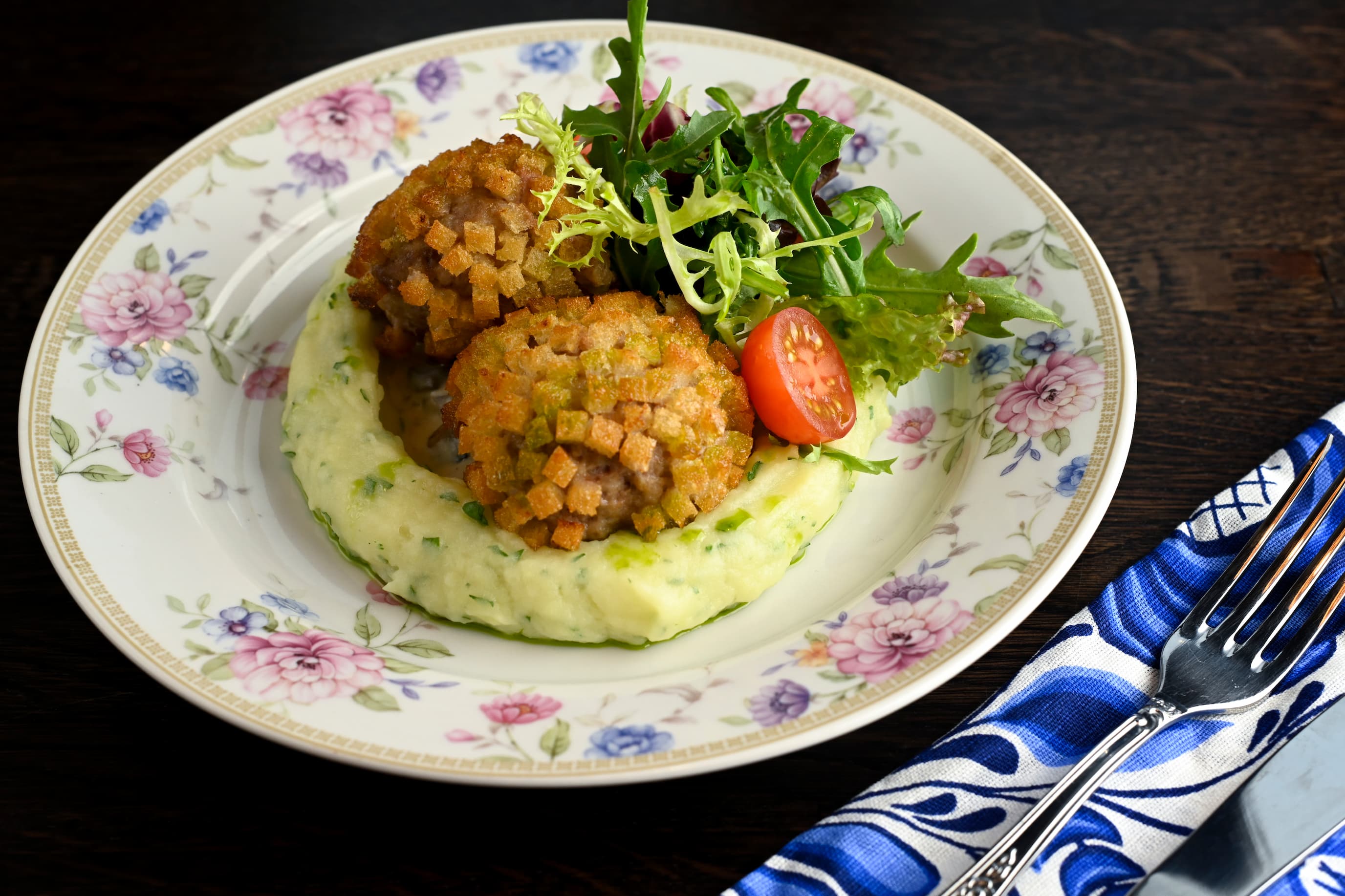 Котлеты «Пожарские» с картофельным пюре и грибным соусом